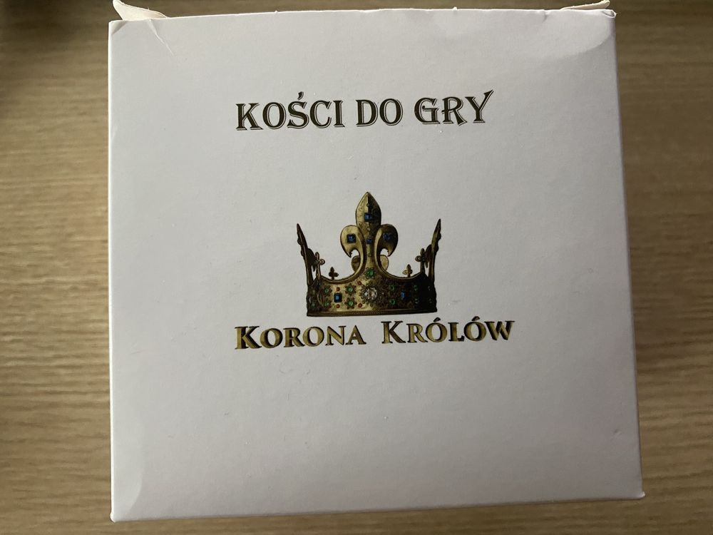 Gra w kości z logo serialu korona królów