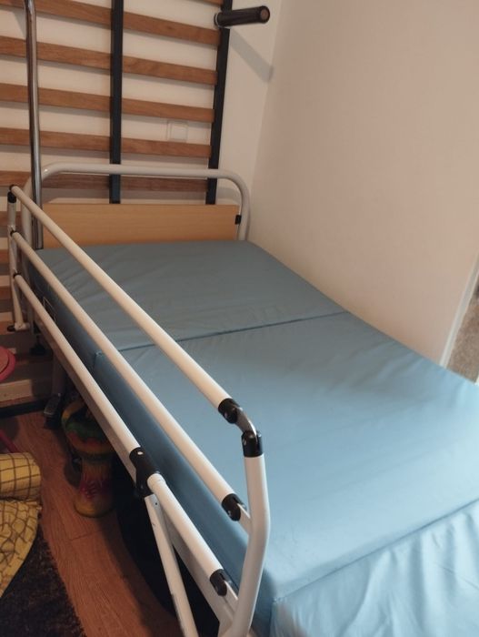Cama articulada com colchão anti-escaras