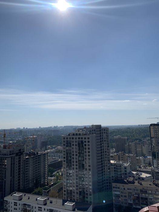 Метро Олімпійська-7 хв/Діловий центр Києва /Коновальця/ Предслвинська