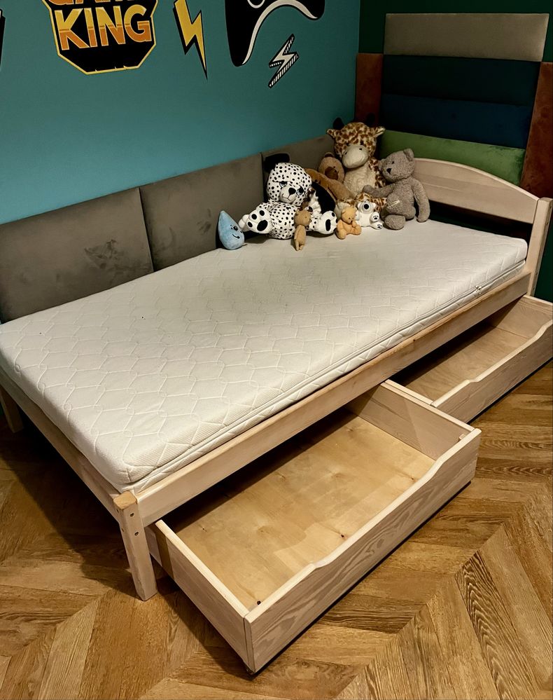 Łóżko z litego drewna z materacem, jak nowe, cena sklepowa 800 pln