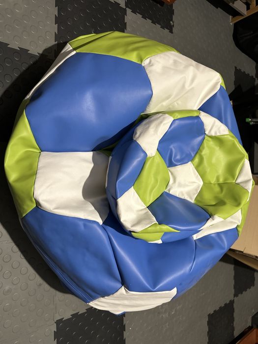 Pufy piłka nożna: xl+ podnóżek