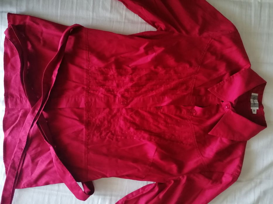 Blusa com cinto bordeaux