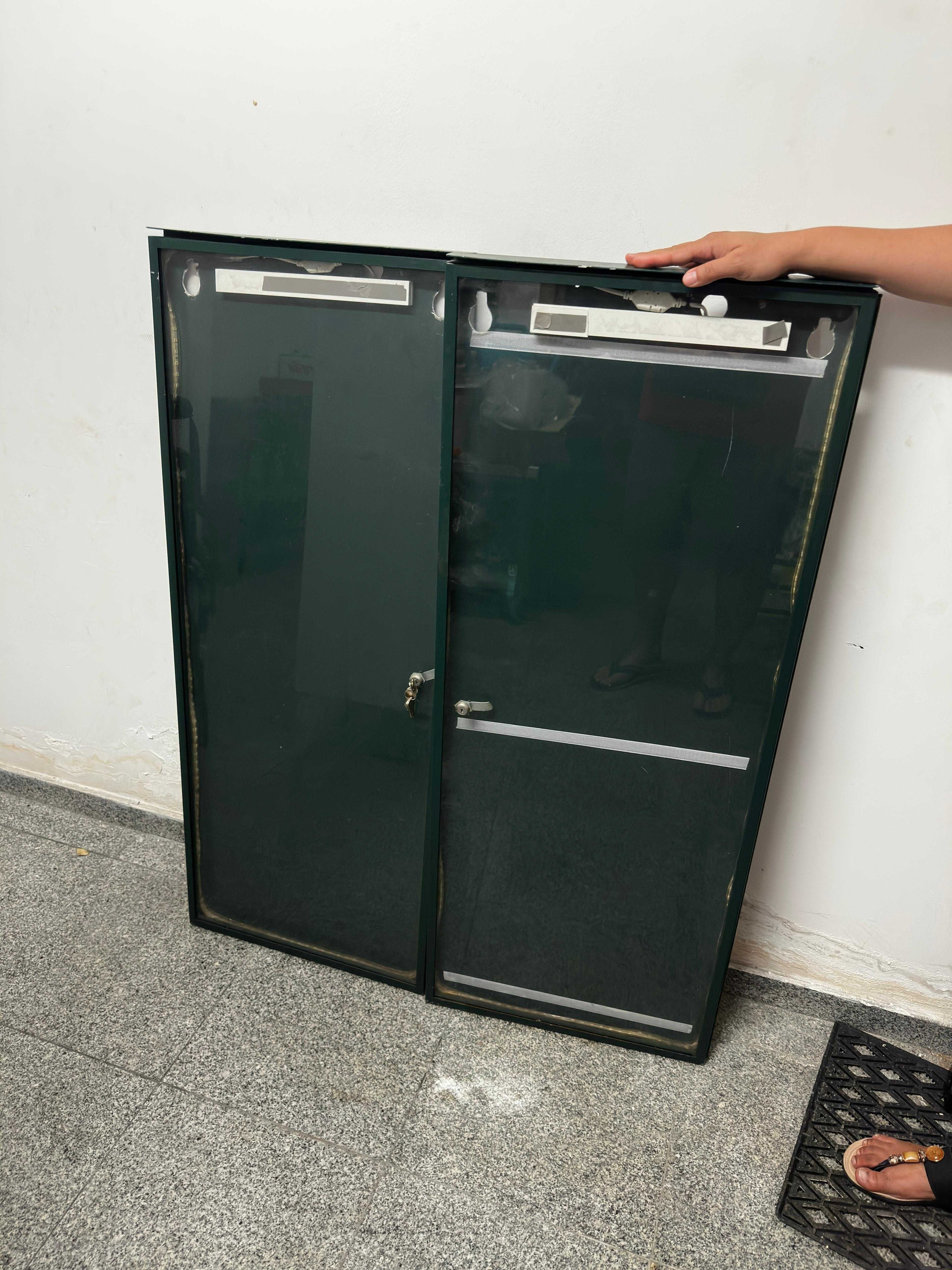 Vitrine com portas de vidro e Luz de Led