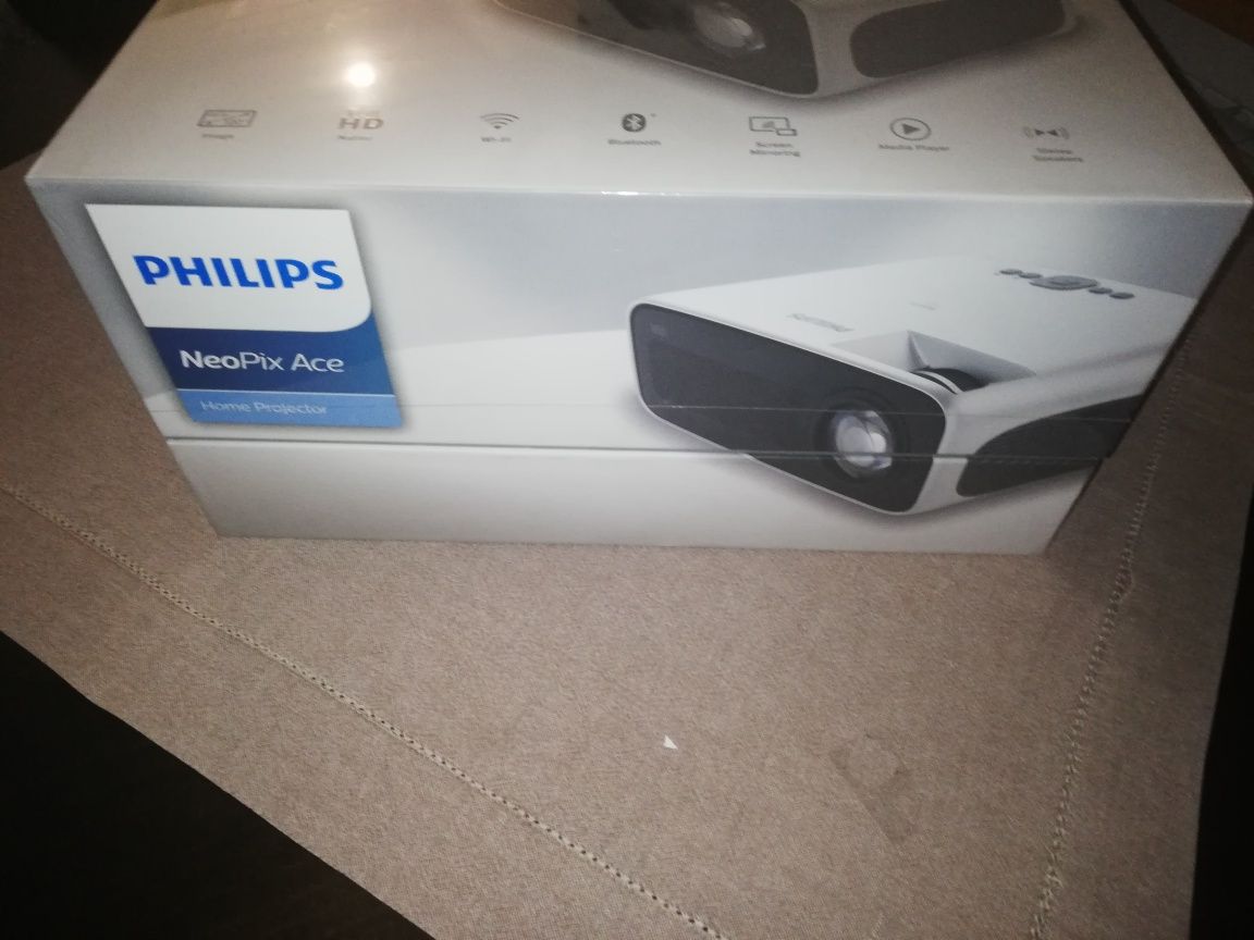 Nowy projektor +ekran Philips NPX647/INT, full HD, 120 cali, Wi-Fi