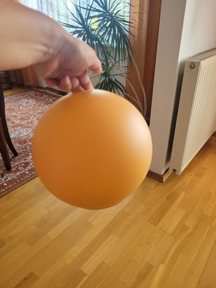 Pomarańczowy klosz na lampę.