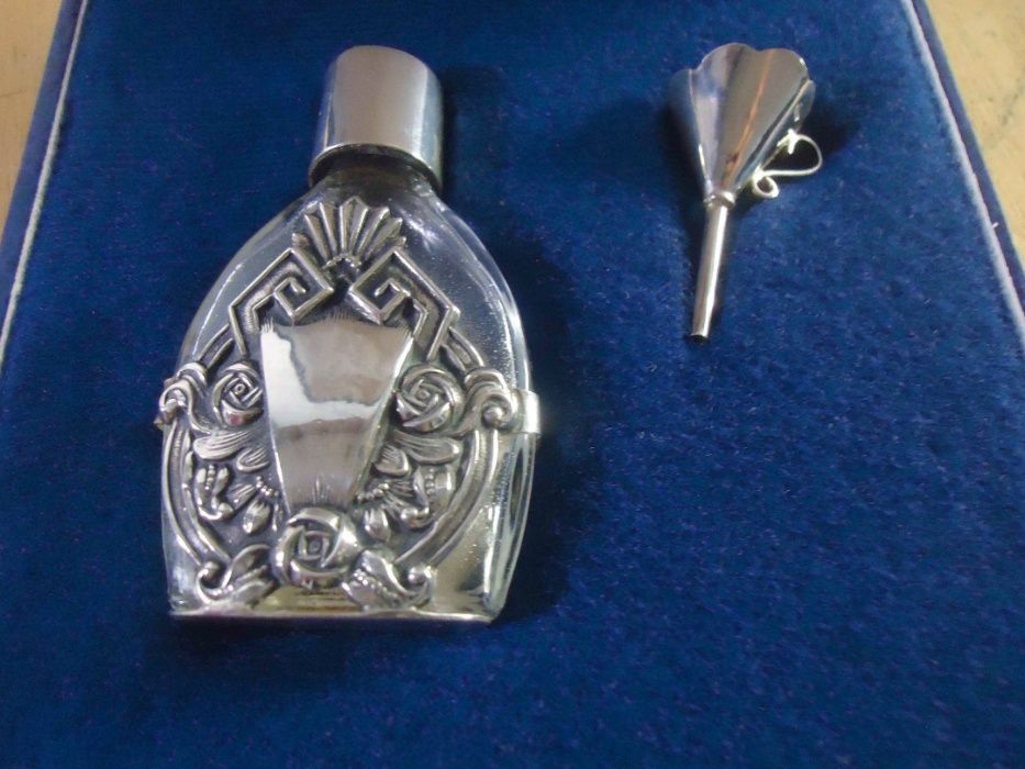 frasco de perfume e funil prata águia 835