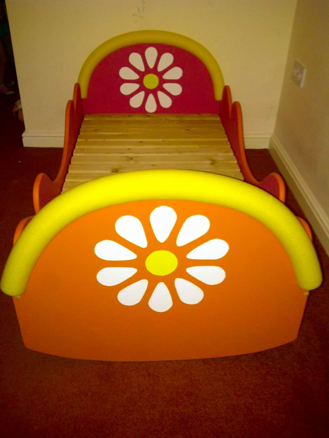 Cama de madeira para crianças. Wooden Upsy Daisy Kids Bed.