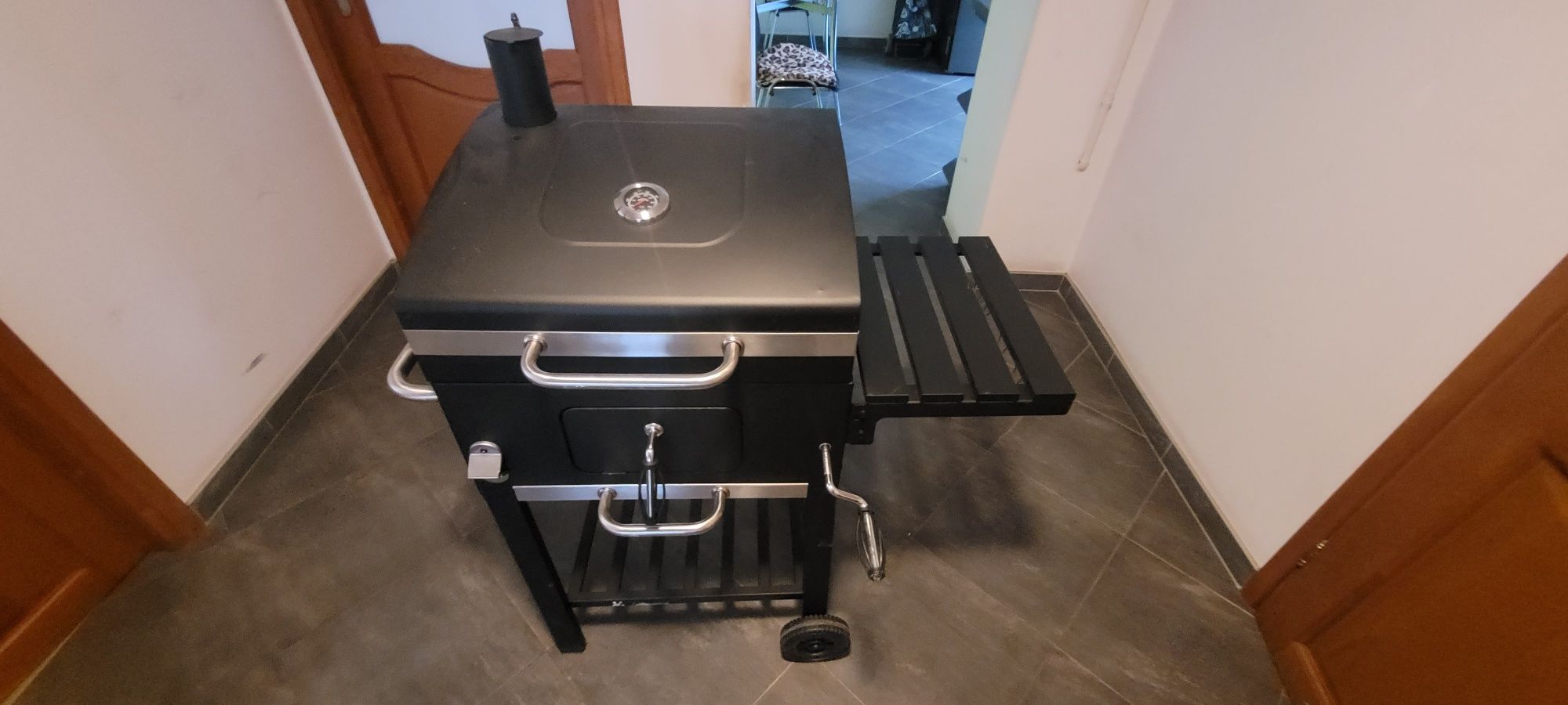 Grill węglowy z rusztem żeliwnym