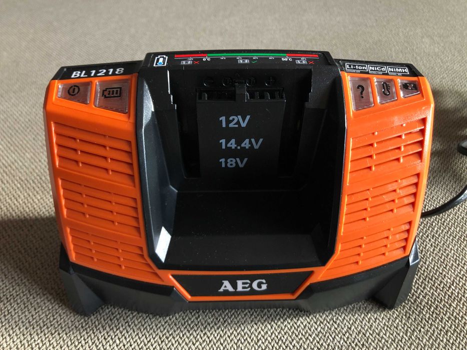 Carregador de baterias AEG 18V como novo