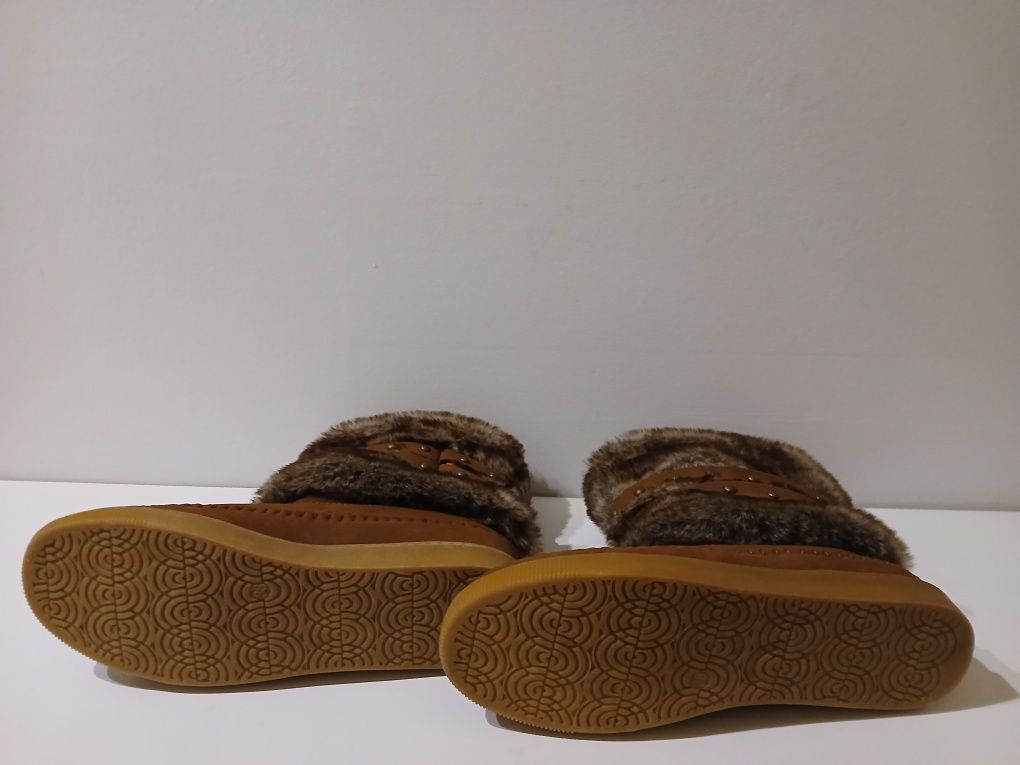 Botas castanhas com pêlo