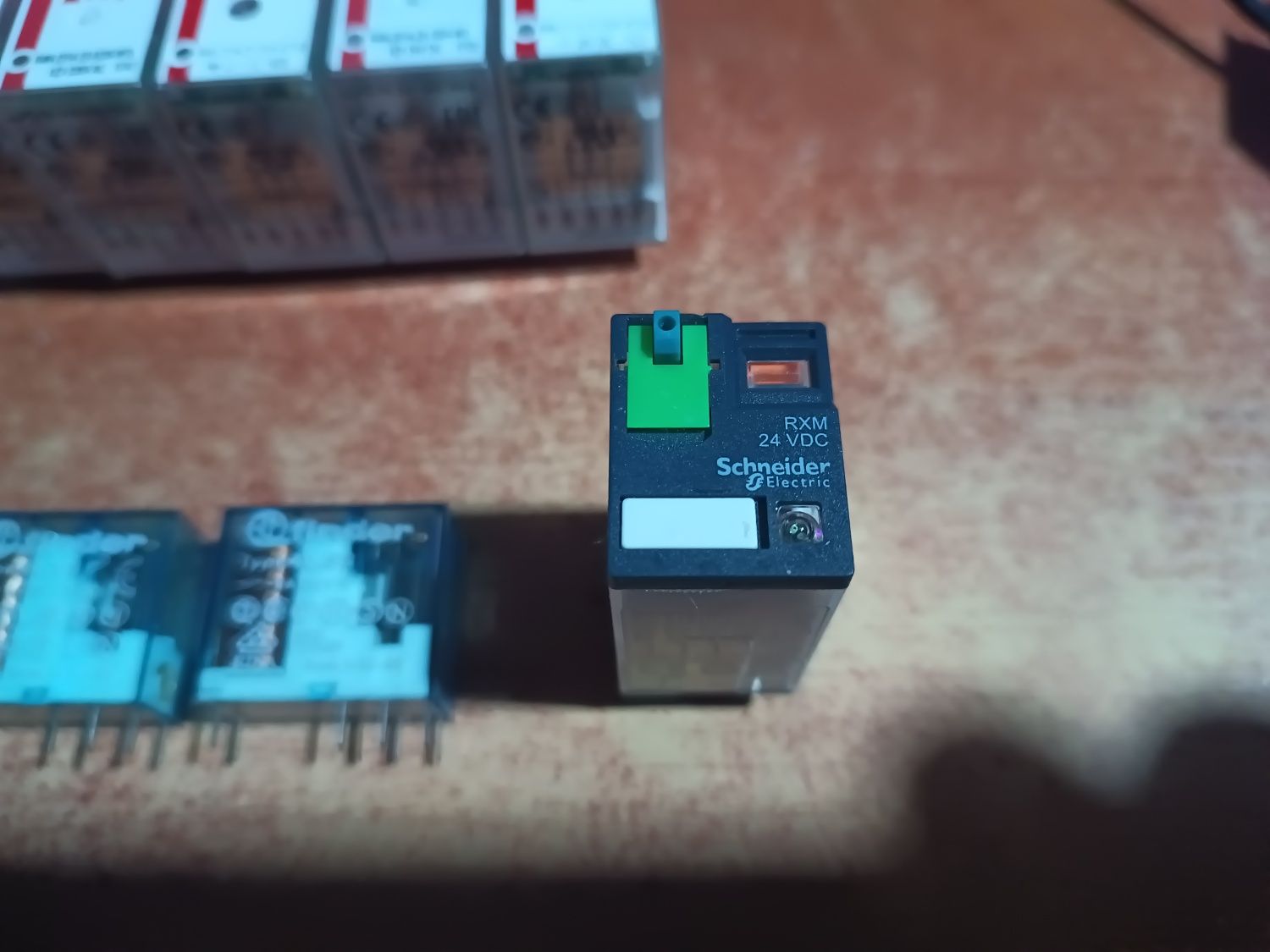 Przekaźniki elektromagnetyczne 9 sztuk
