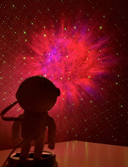 Астронавт-проектор, найновіша модель 2025