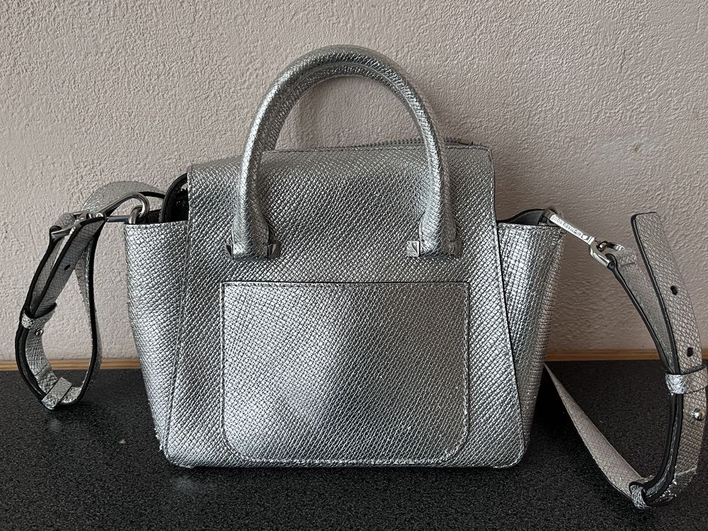 Шкіряна сумка michael kors selma messenger срібляста