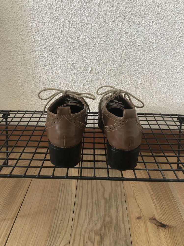 Sapatos castanhos