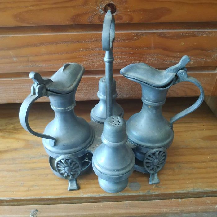 Várias peças decorativas antigas em estanho e outros metais