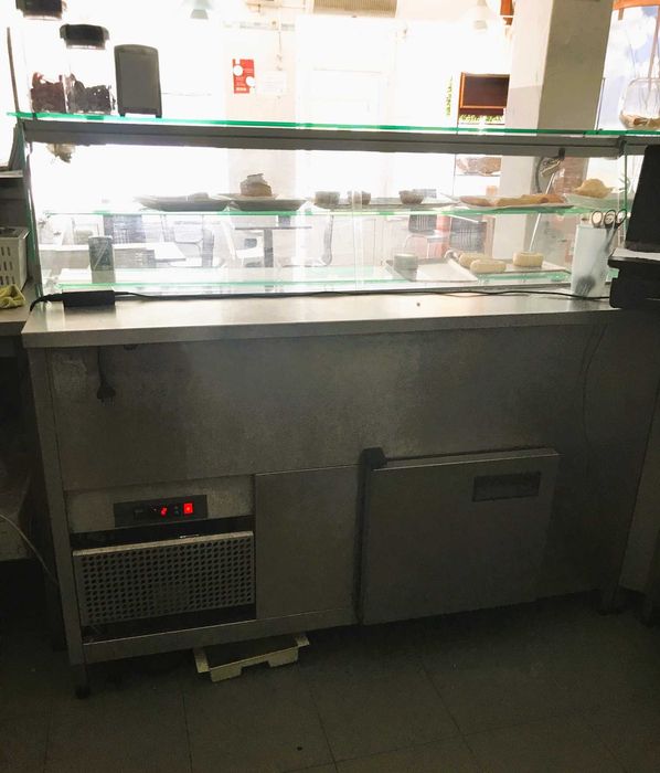 2 Vitrines Refrigeradas + 1 Balcão Refrigerado + 1 Balcão Neutro