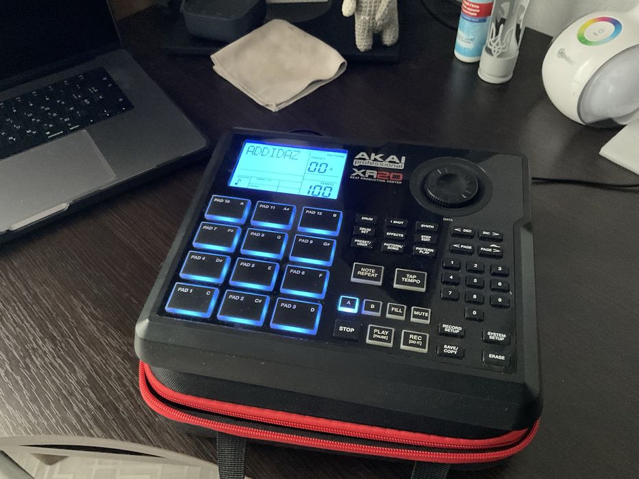Продам beat production center Akai XR20