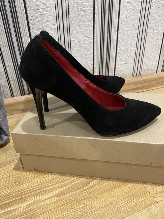 Продам чорні замшеві лодочки