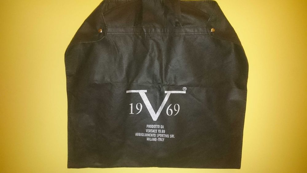 Фирменный чехол VERSACE 19.69  для хранения и транспортировки одежды.