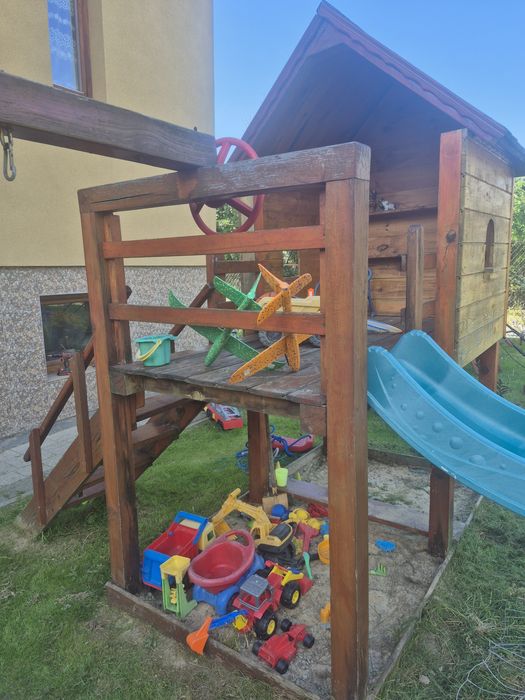 Plac zabaw domek huśtawki piaskownica