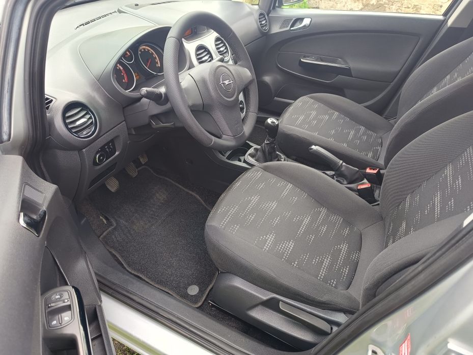 Śliczny Opel Corsa D lift 1,4 benzyna 2012 rok