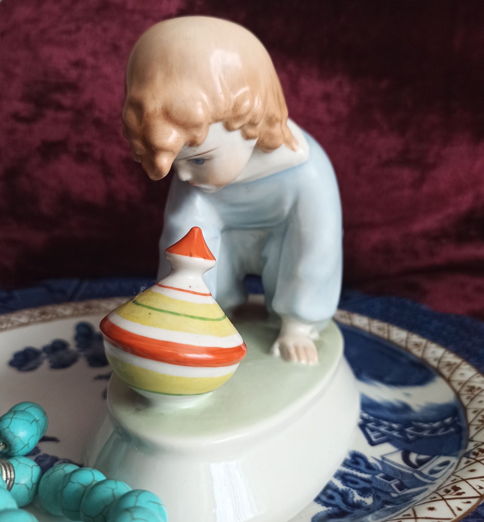 Figurka porcelanowa dziecko z bączkiem Zsolnay A. Sinko vintage