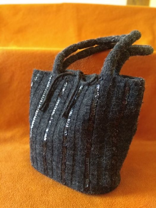 Bolsa de mão em malha com lantejoulas cinzenta e pequena bolsa em palh