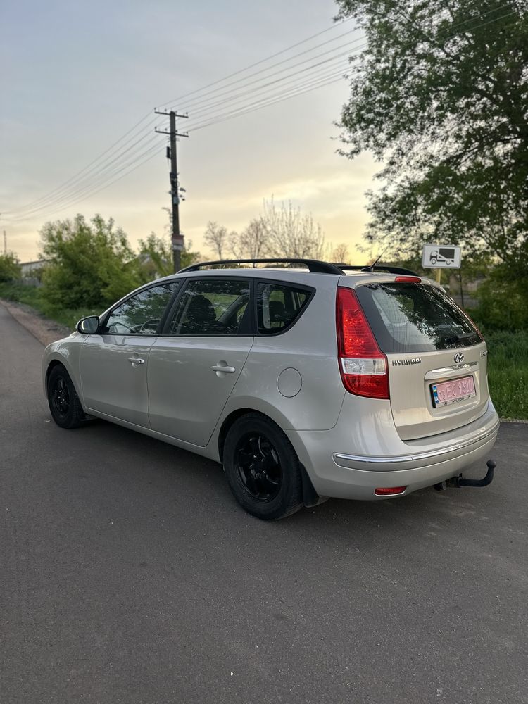 Hyundai i30  2008 рік 1.6 бензин