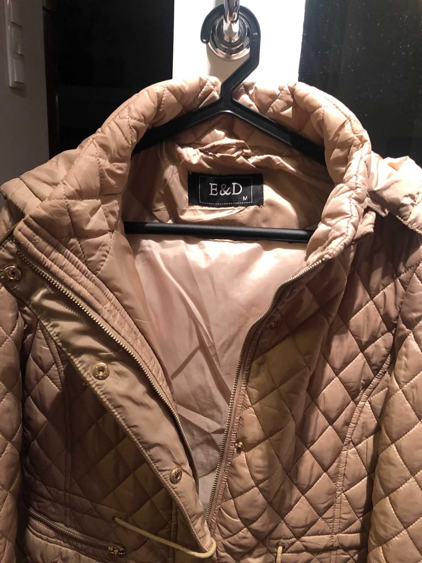 Kispo/parka beije acolchoado com carapuço marca E6D tamanho M