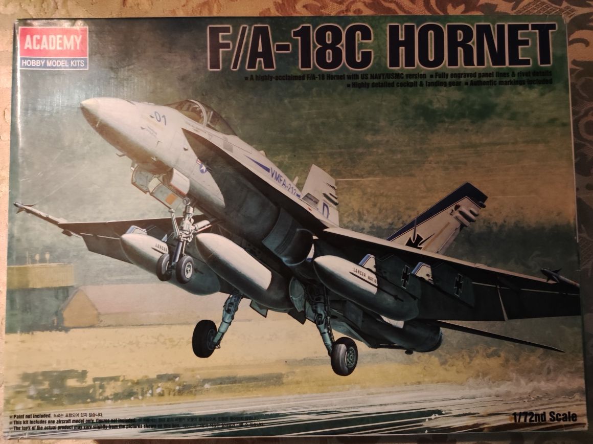 F/A 18 C Hornet, modelo da Academy, escala 1/72. Como novo.