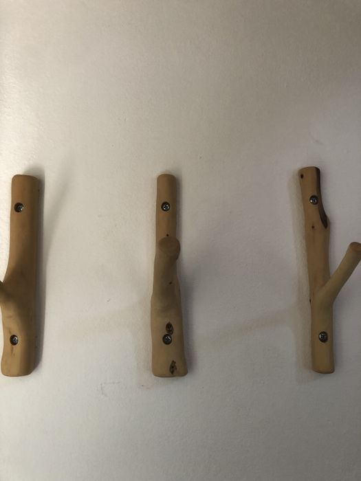 Cabide para parede em troncos de madeira