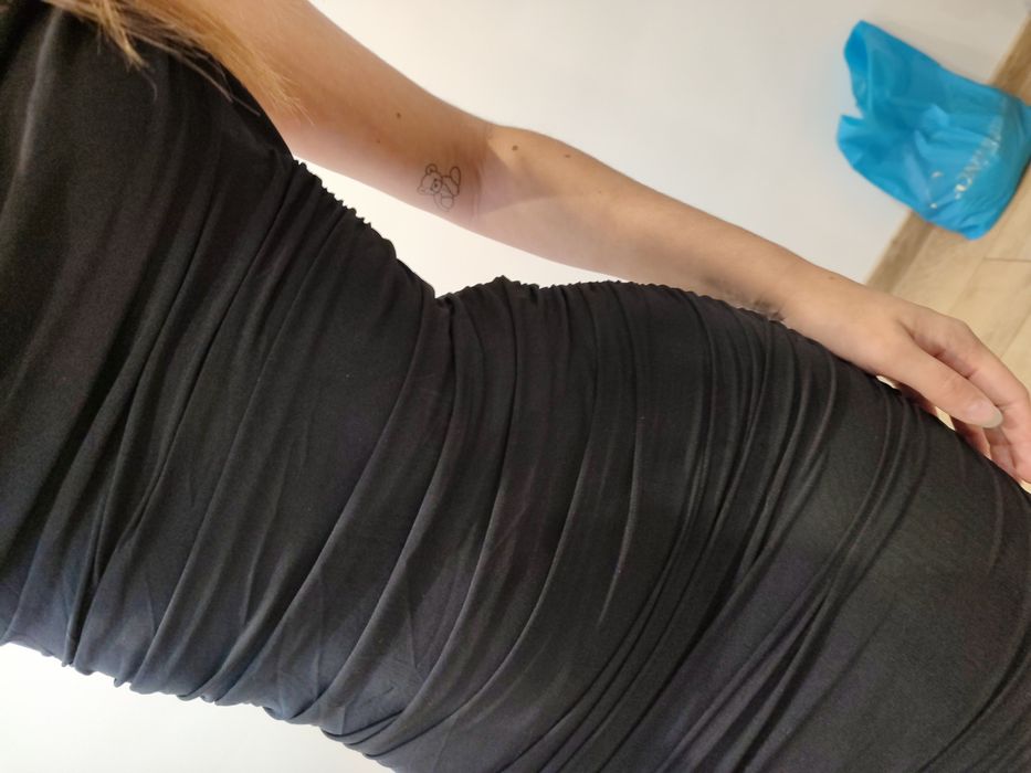 czarna sukienka midi