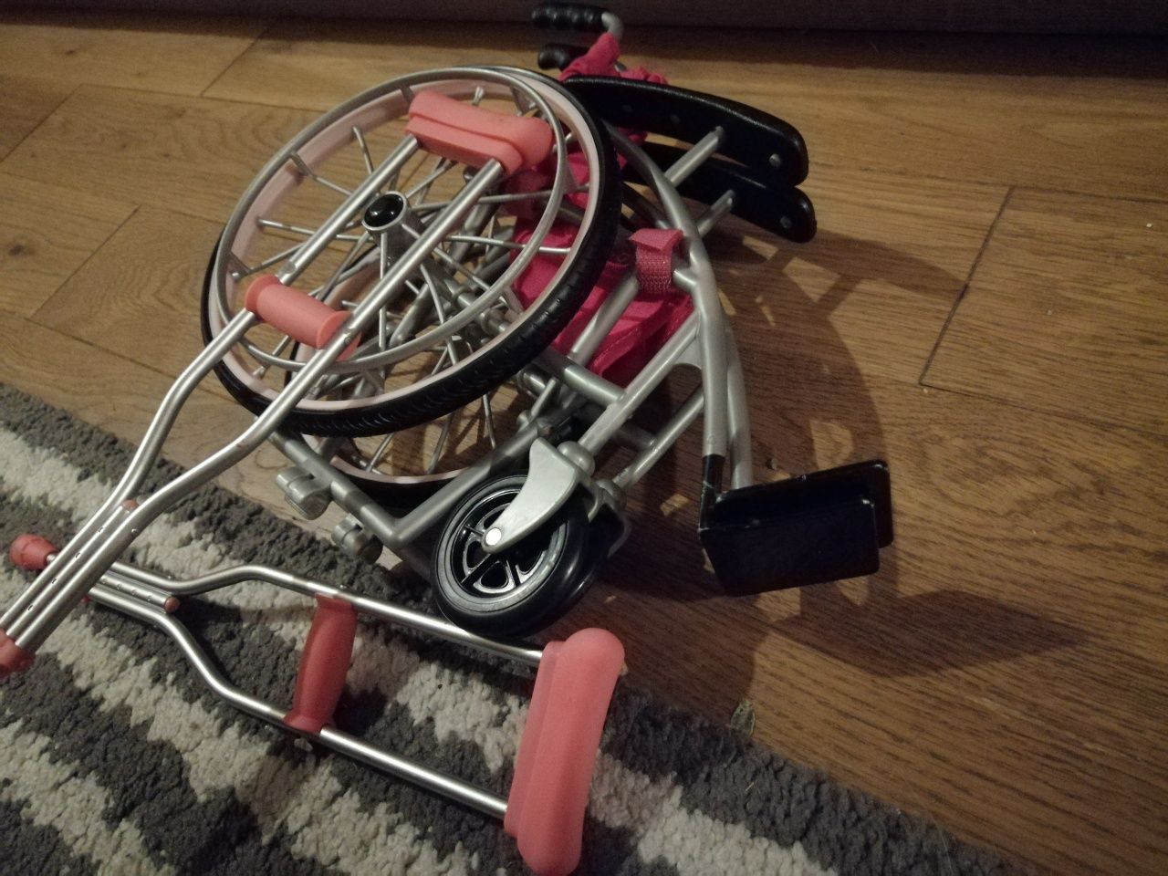 Wózek inwalidzki dla lalki, kule-  Our Generation