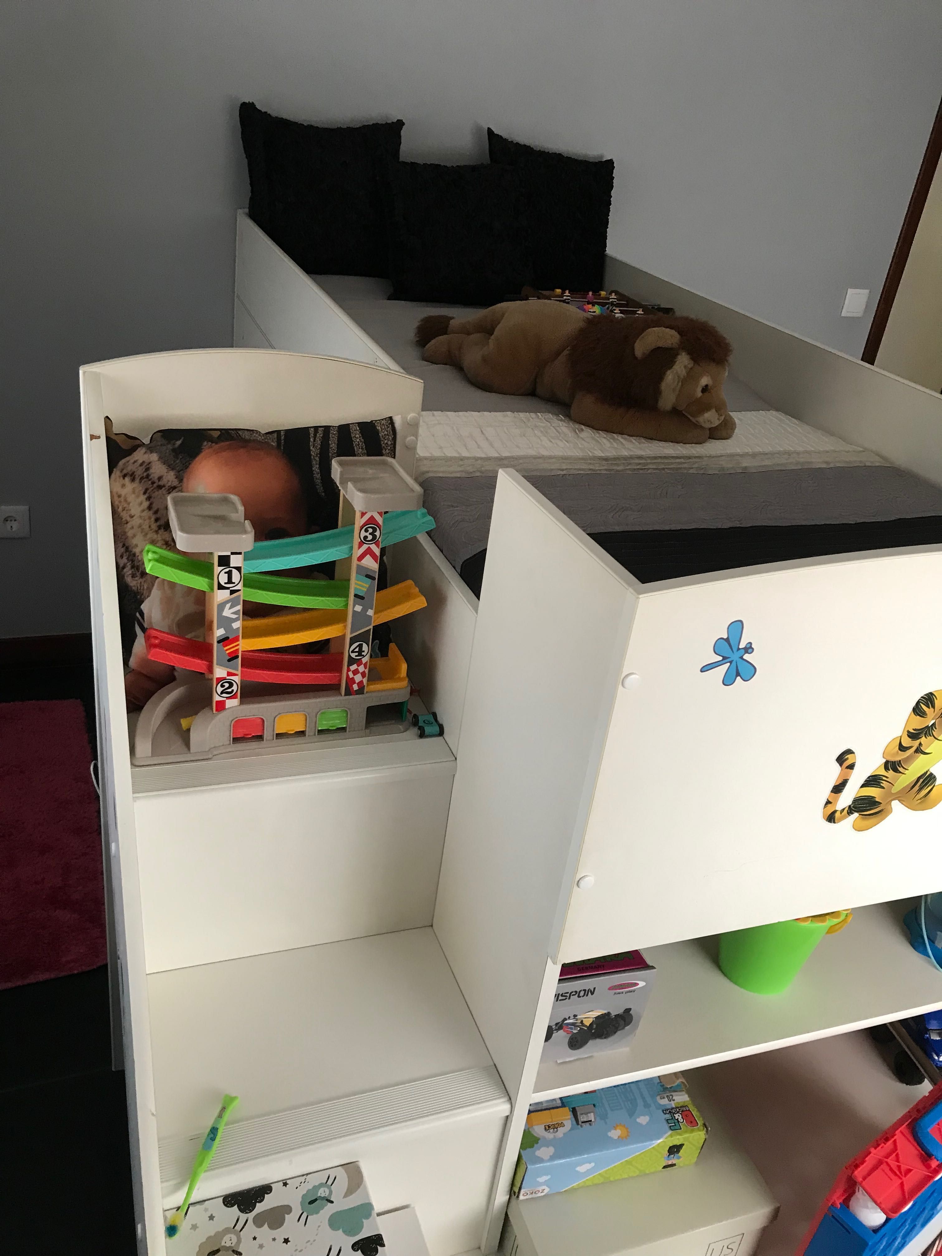 Cama beliche e secretaria