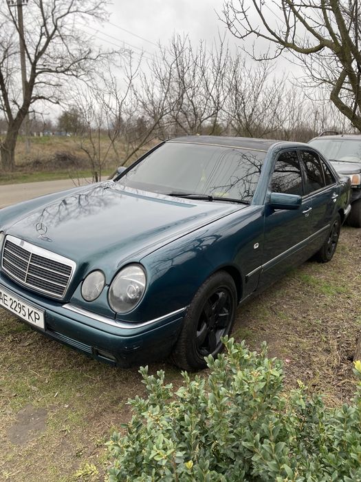 Продам мерседес W210 на полном уверенном ходу