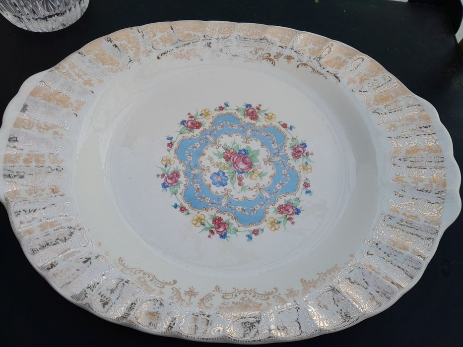 Prato de servir oval, da marca Lyric Limoges USA, em porcelana.