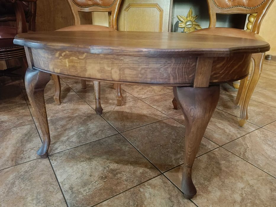 Stary stolik kawowy na ludwikowskich nogach