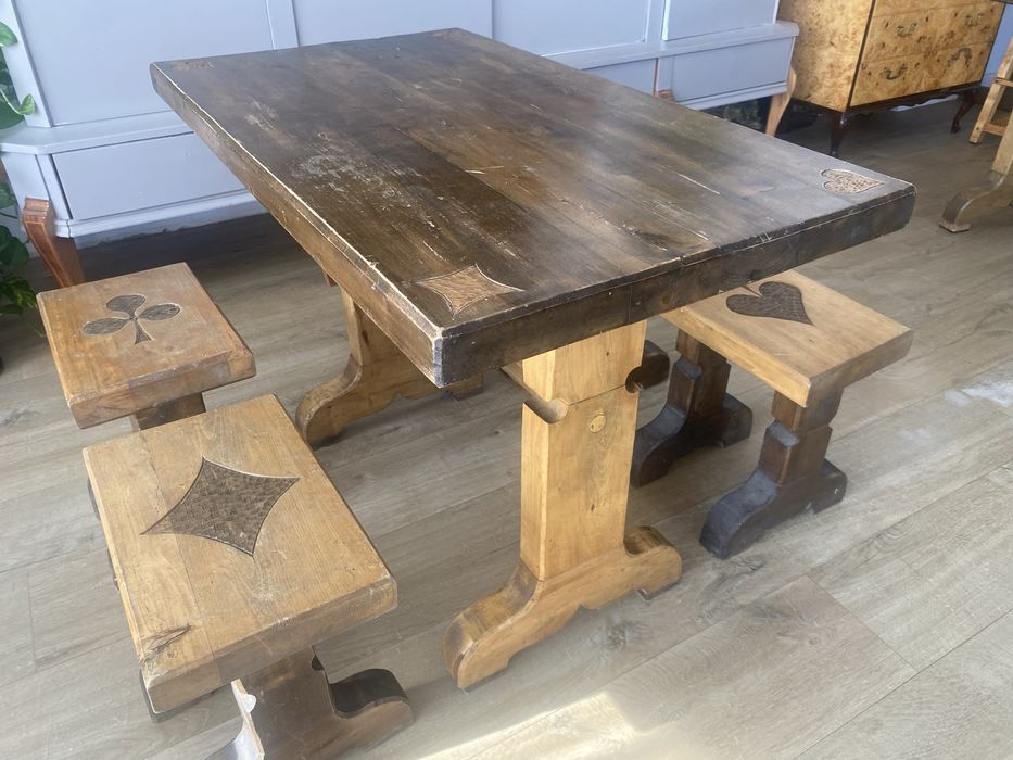 Stół z ławką i zydlami