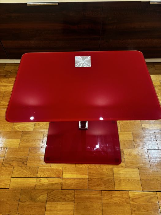Czerwony stolik szklany