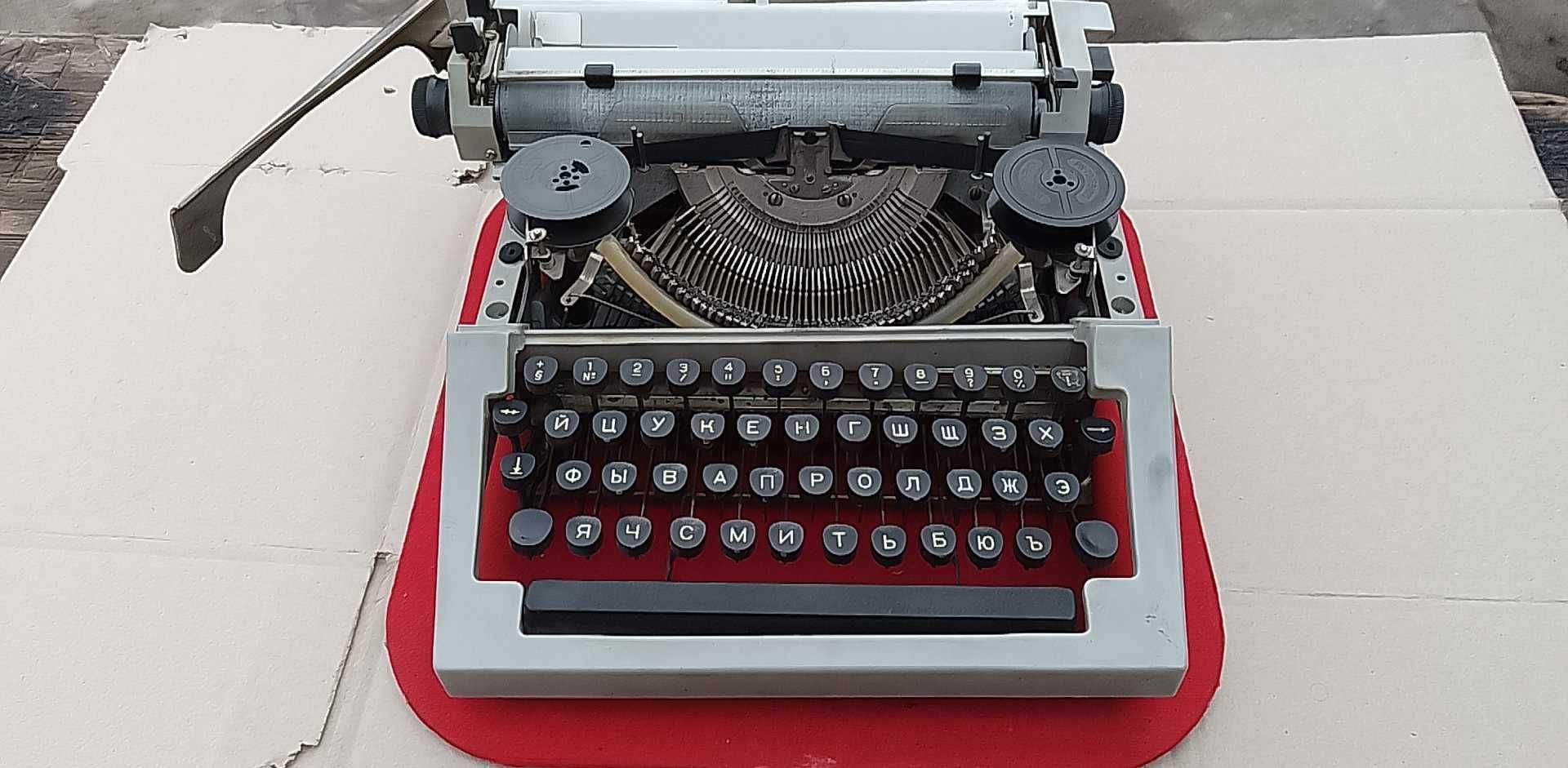 Пишущая машинка портативная в чемоданчике