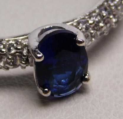 Srebrny pierścionek szafirowy kamień i cyrkonie R.21.