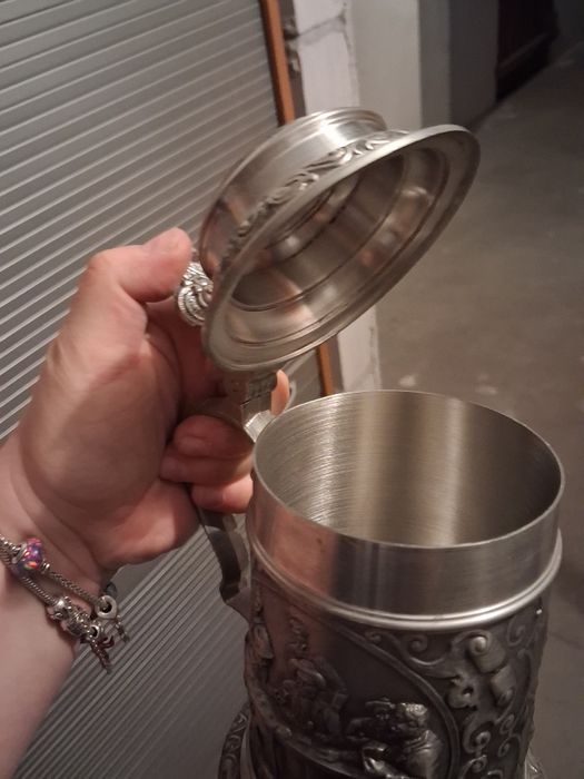 Kufel do piwa ładnie rzeźbiony