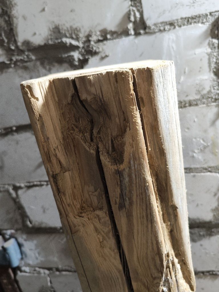 Lampa z starej drewnianej belki