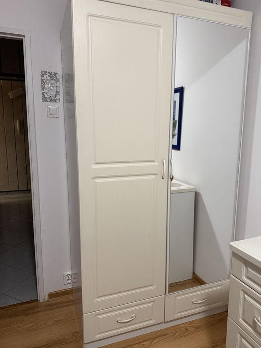 Duża szafa z lustrem