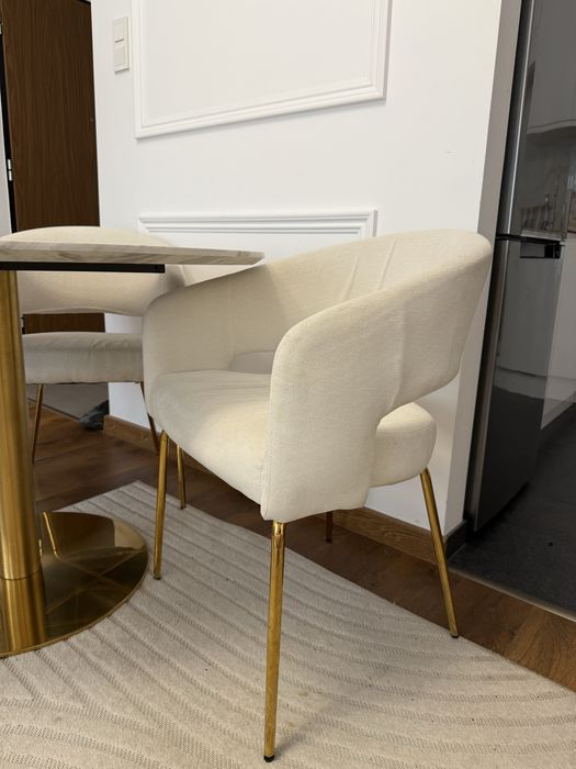 Komplet kremowych krzeseł ze złotymi nóżkami
