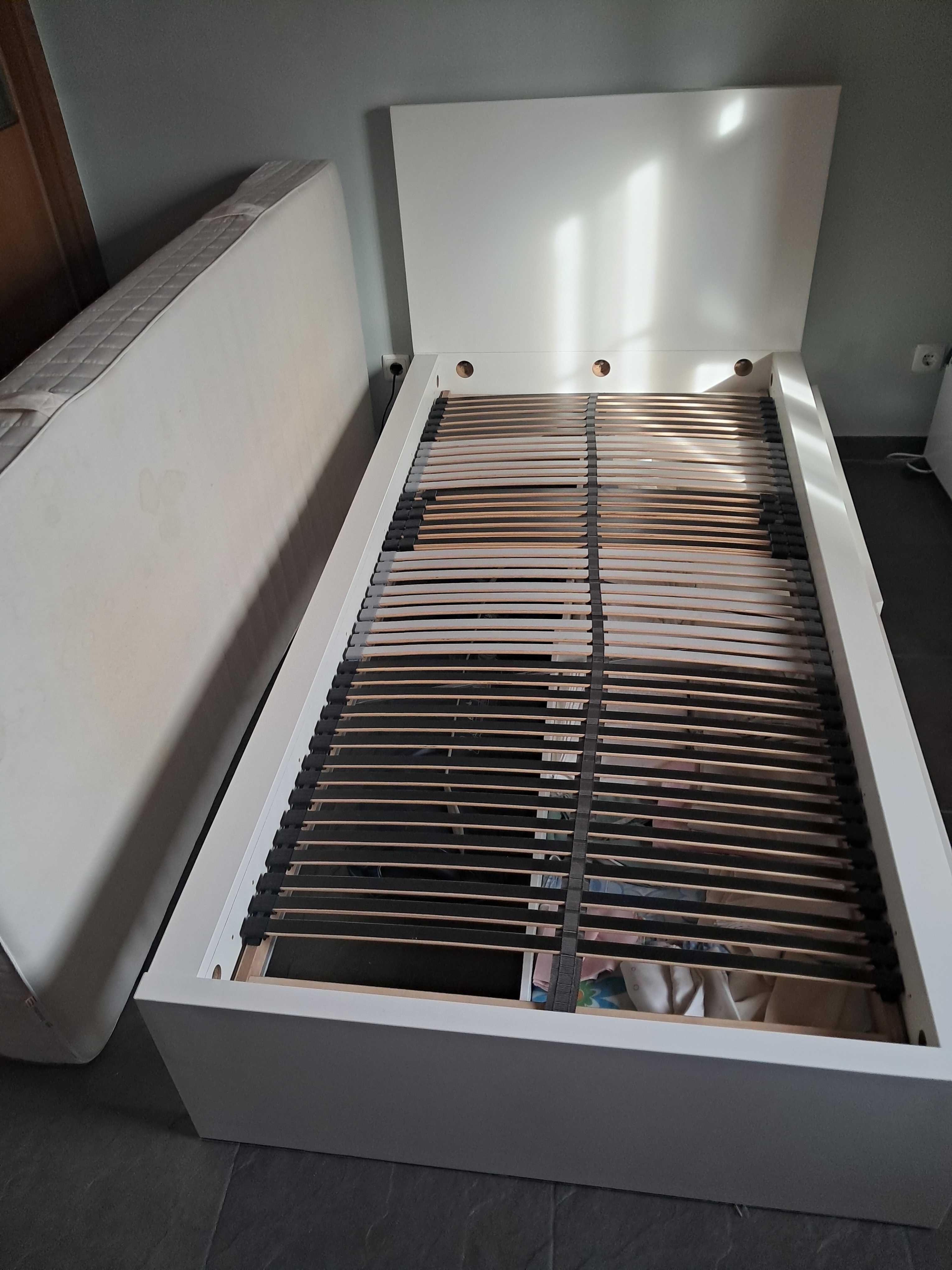 Cama solteiro-Ikea, completa c/arrumação e c/roupas de cama