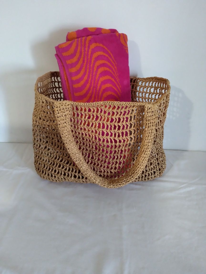 Bolsa em ráfia feita a mão