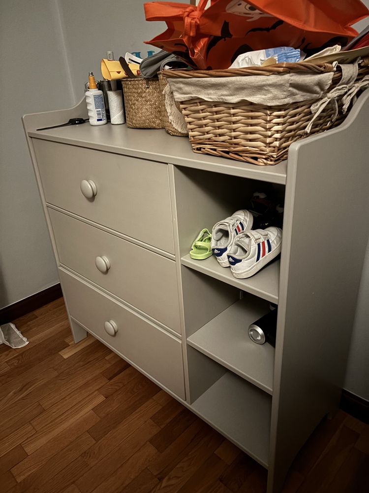 Berço + comoda cinza IKEA