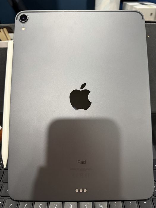 iPad Pro 11’ (2018) - Como Novo! Inclui Pencil e Keyboard