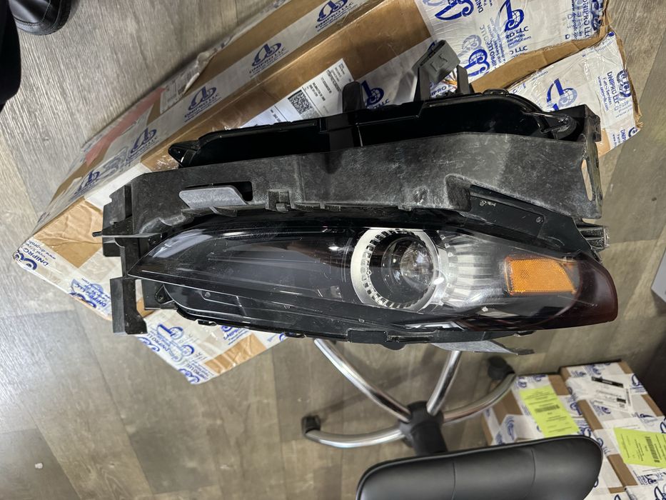 Mazda CX-30 передня права фара